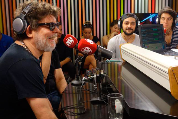 Eduardo Sterblitch participa do Pânico na rádio na pele de Poderoso Castiga