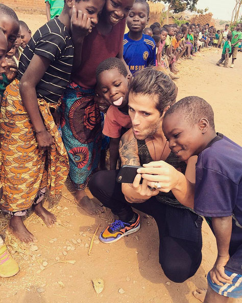 Bruno Gagliasso tira selfie com crianças africana 