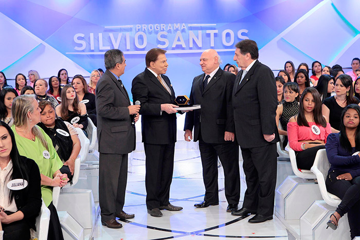 Silvio Santos recebe prêmio durante programa no SBT