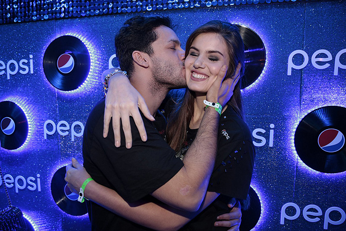 Camila Queiroz e Rainer Cadete se abraçam