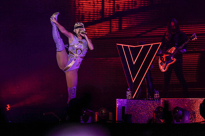 Katy Perry mostra sua elasticidade