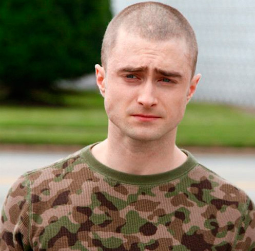 Daniel Radcliffe aparece completamente careca. Veja!