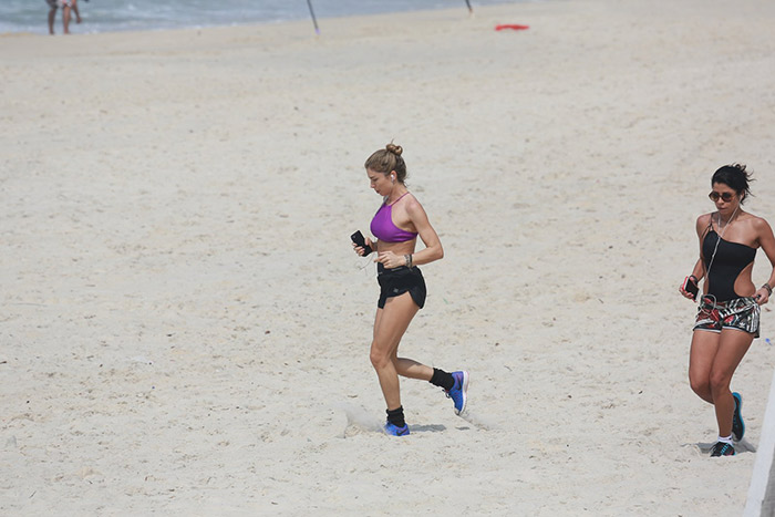 Grazi Massafera se exercita com Anna Lima em praia carioca