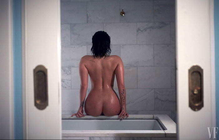  Polêmica! Nua e sem maquiagem, Demi Lovato posa para revista