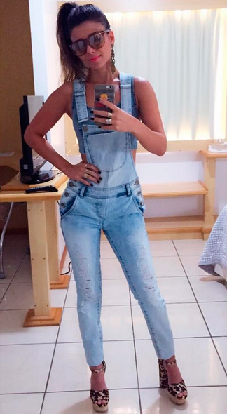 Paula Fernandes exibe corpão em macacão jeans