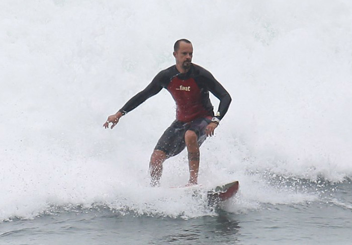 Paulo Vilhena aproveita a manhã para surfar