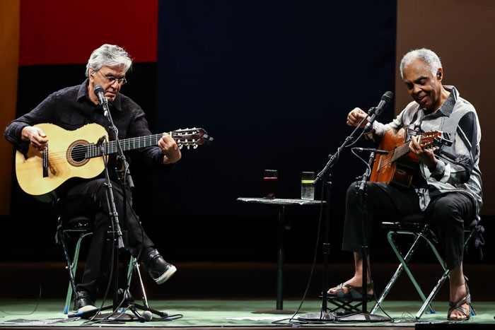  Fábio Porchat assiste Gil e Caetano ao lado da nova namorada