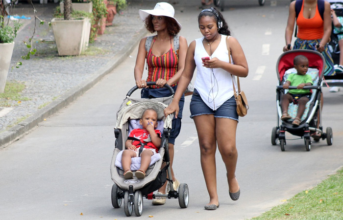 Isabel Fillardis passeia com os filhos em orla carioca