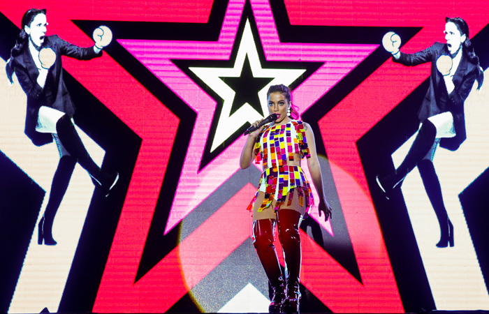 Anitta arrasou com look colorido no ‘Show das Poderosinhas’