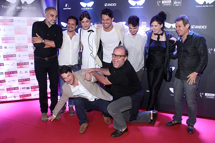 O elenco do filme Depois de Tudo, com Maria Casadevall, Marcelo Serrado, Otávio Muller, Bárbara Paz, César Cardadeiro e Romulo Estrela
