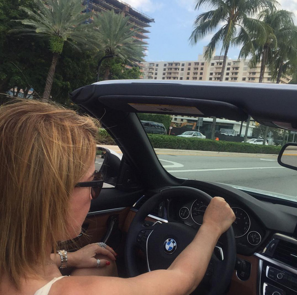 Zilu Godói arrasa no carro conversível em Miami, nos EUA