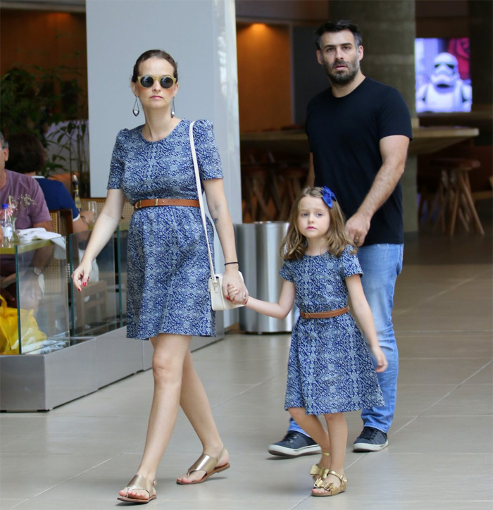 Grávida, Fernanda Rodrigues passeia com marido e filha