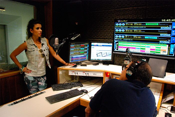 Paula Fernandes faz visita em rádio paulistana