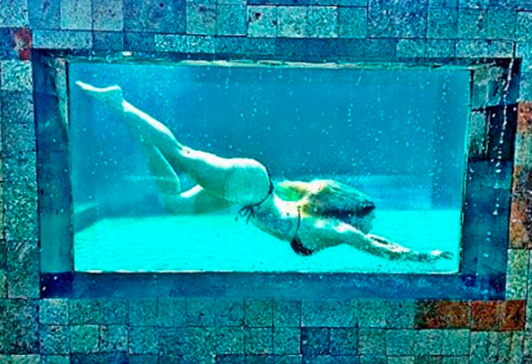 Aline Gotschalg aproveita lua de mel em piscina de resort
