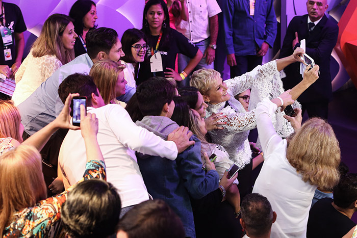 Xuxa tira selfie com público durante o programa
