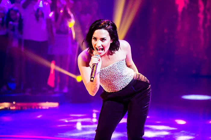 Demi Lovato solta a voz no Caldeirão do Huck