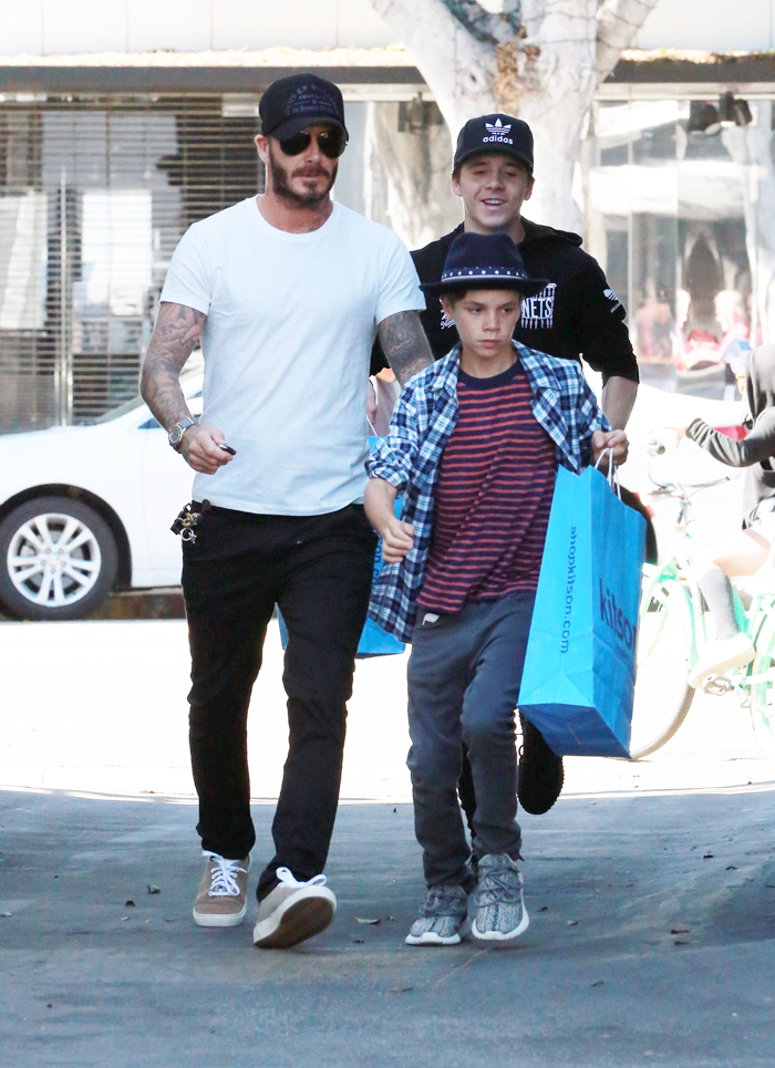 David Beckham vai às compras com os filhos