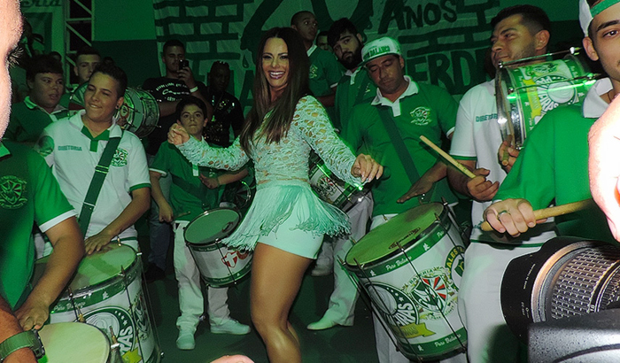 Vivi Araújo e Juju Salimeni caem no samba da Mancha Verde