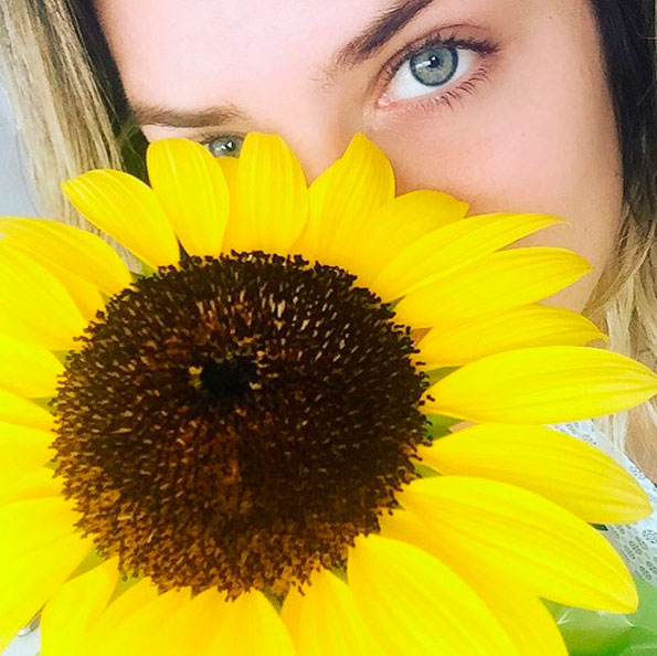 Giovanna Ewbank se derrete depois de receber flor predileta