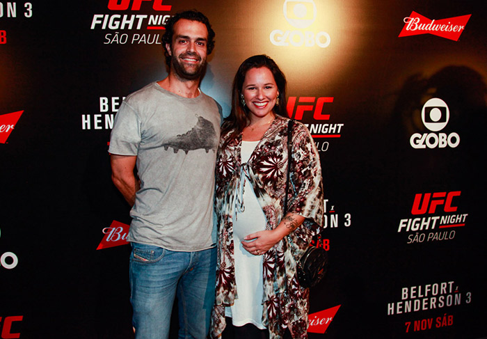 Mesmo com o barrigão de grávida, Mariana Belém curtiu tudo o que podia do evento com o marido, Cristiano Saab