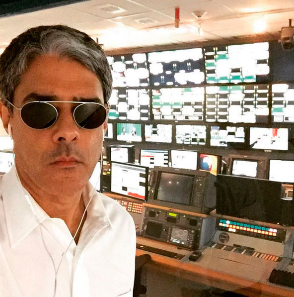 Após festa, William Bonner faz série de selfies na Globo