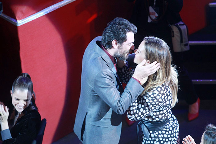 Rodrigo Lombardi ganhou beijinhos da mulher nos bastidores da premiação