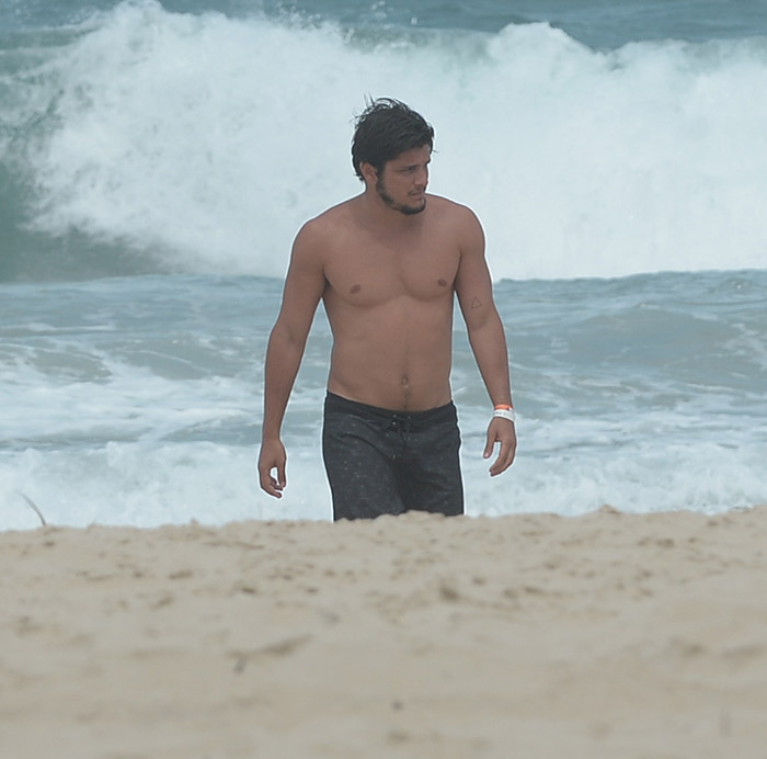 Bruno Gissoni é fotografado em praia do Ceará