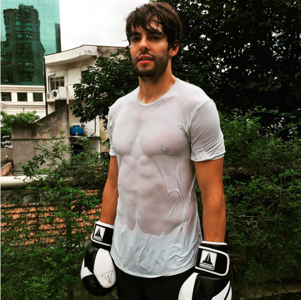 Kaká posta foto com camisa colada no corpo e exibe tanquinho