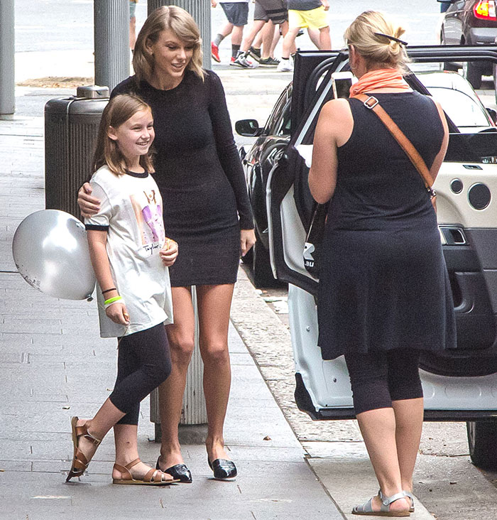 Taylor Swift realiza sonho de garotinha no meio da rua