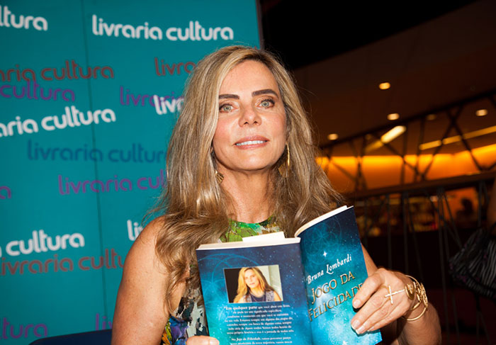 Bruna Lombardi realizou o lançamento do livro Jogo da Felicidade