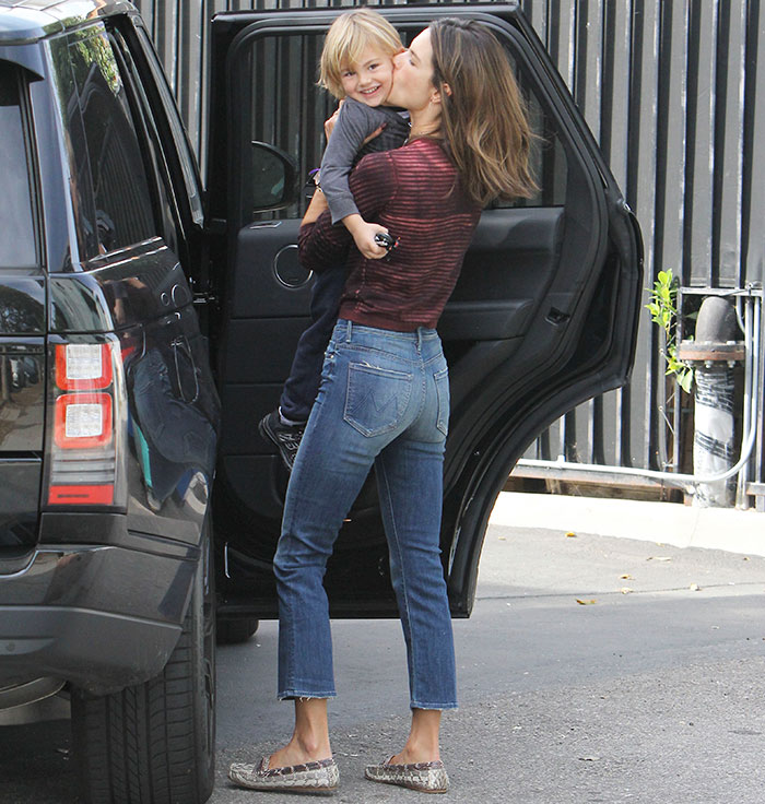 Alessandra Ambrósio dá beijinho no filho, Noah
