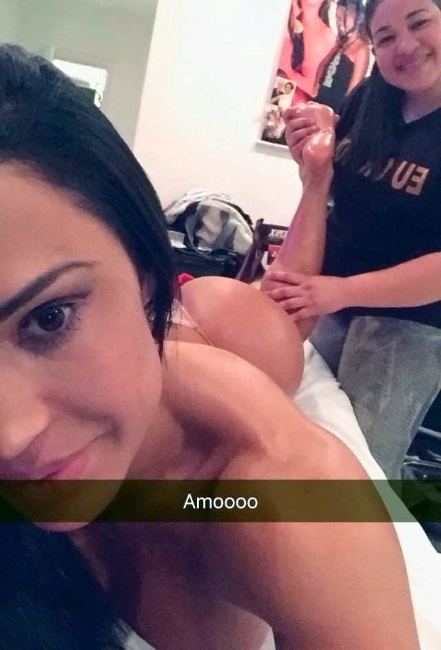 Durante massagem, Gracyanne Barbosa mostra 'bumbum na nuca' 