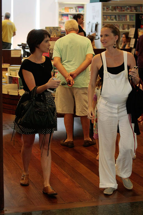 Débora Falabella e Fernanda Rodrigues passeiam em shopping