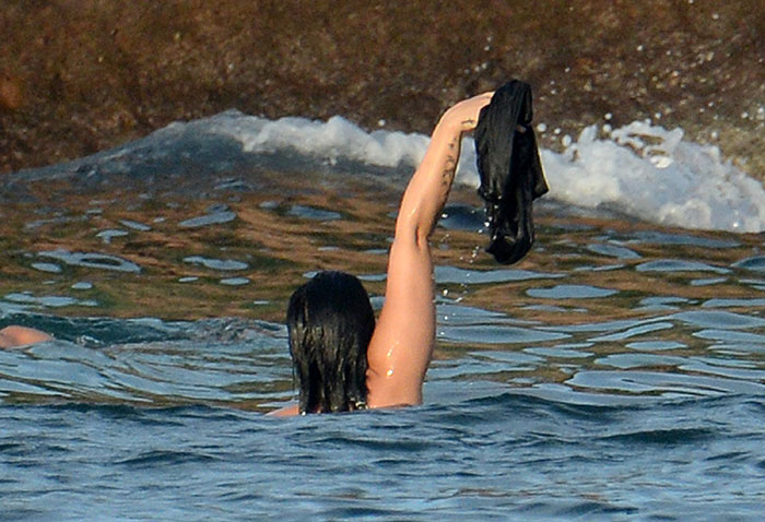 Demi Lovato fica peladona no mar de St. Barts, no Caribe