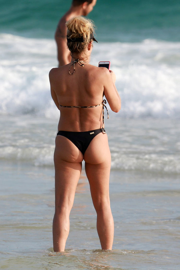 Mesmo curtindo tudo o que tinha direito da praia, a atriz não desgrudou do celular