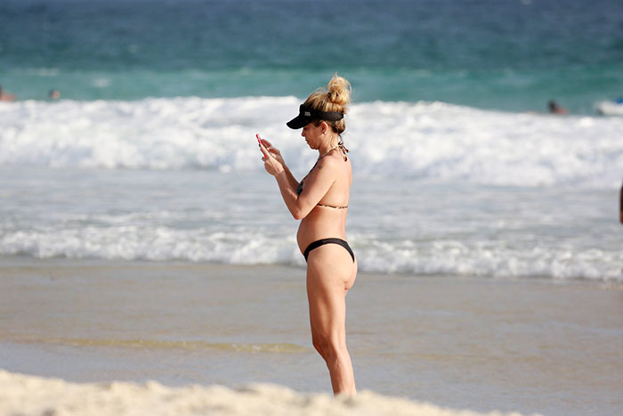 Como ninguém é de ferro, Danielle chegou a dar uma atualizada em seu celular, antes mesmo de curtir, ainda mais, os pés na areia