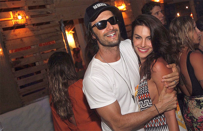 Rodrigo Santoro curte roda de samba com a namorada