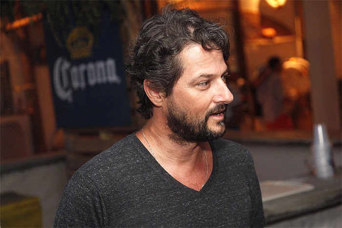 O ator Marcelo Serrado também marcou presença no local.