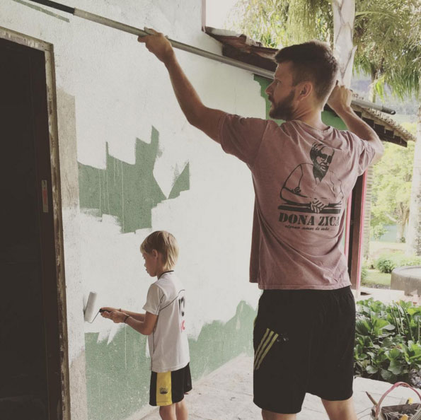 Rodrigo Hilbert 'vira pintor' e fã diz: 'Pinta minha casa'