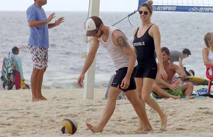 Fernanda Lima e Rodrigo Hilbert jogam vôlei em praia carioca