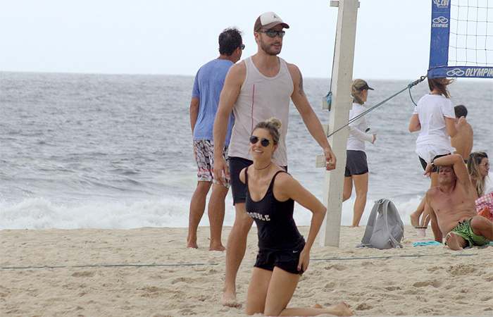 Fernanda Lima e Rodrigo Hilbert jogam vôlei em praia carioca