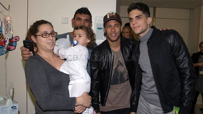 Neymar visita crianças em hospital na Espanha