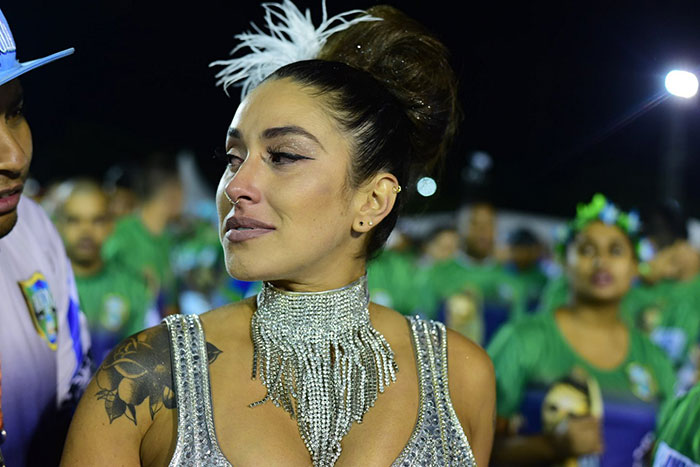  Dani Bolina se emociona e mostra samba no pé em pré-carnaval