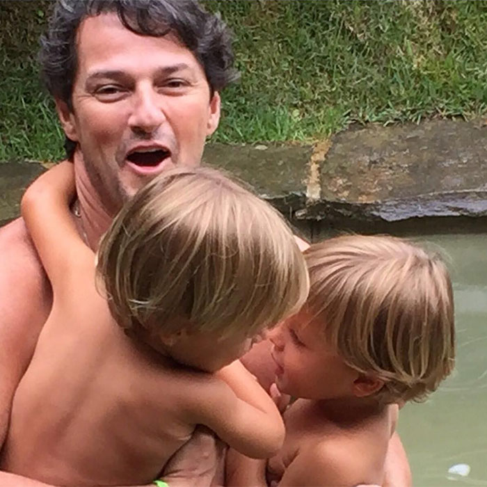 Marcelo Serrado aproveita tempo livre com filhos gêmeos