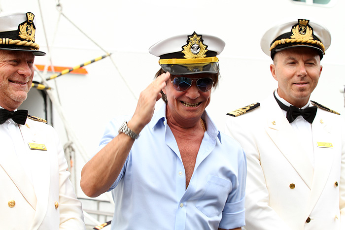 Roberto Carlos veste o quepe de capitão de seu cruzeiro