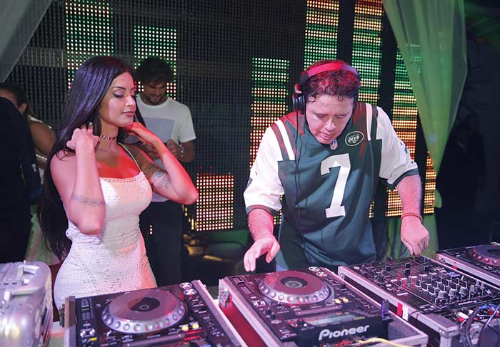 Aline Riscado curte festa em Fortaleza ao som de DJ Marlboro