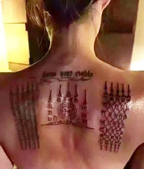 Angelina Jolie faz nova tatoo e Brad Pitt acompanha a tudo