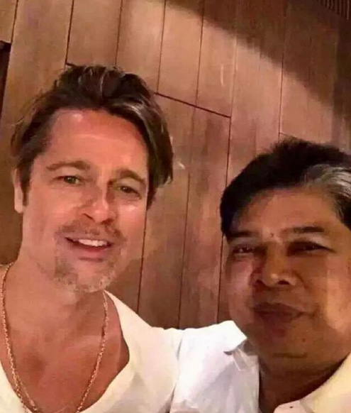 Angelina Jolie faz nova tatoo e Brad Pitt acompanha a tudo