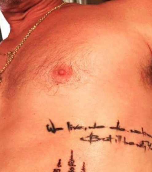 Angelina Jolie faz nova tatoo e Brad Pitt acompanha a tudo