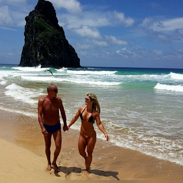 Kadu Moliterno posa com namorada em praia paradisíaca 
